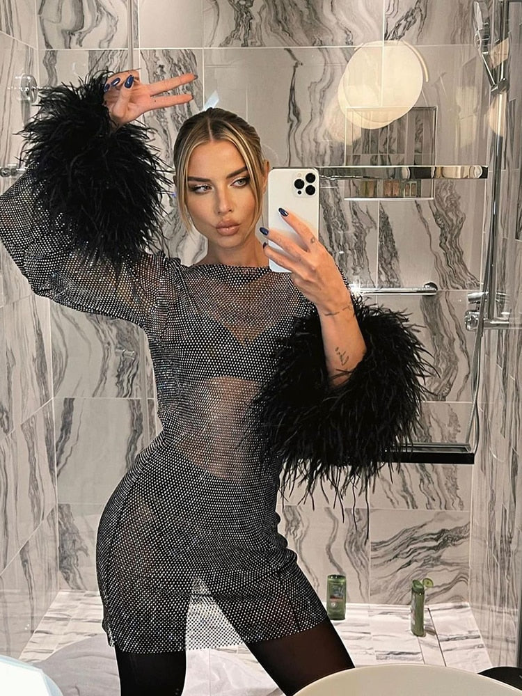 Sofía | Mini Vestido de Cóctel Brillante para Mujer con Mangas Largas y Puños de Plumas 3